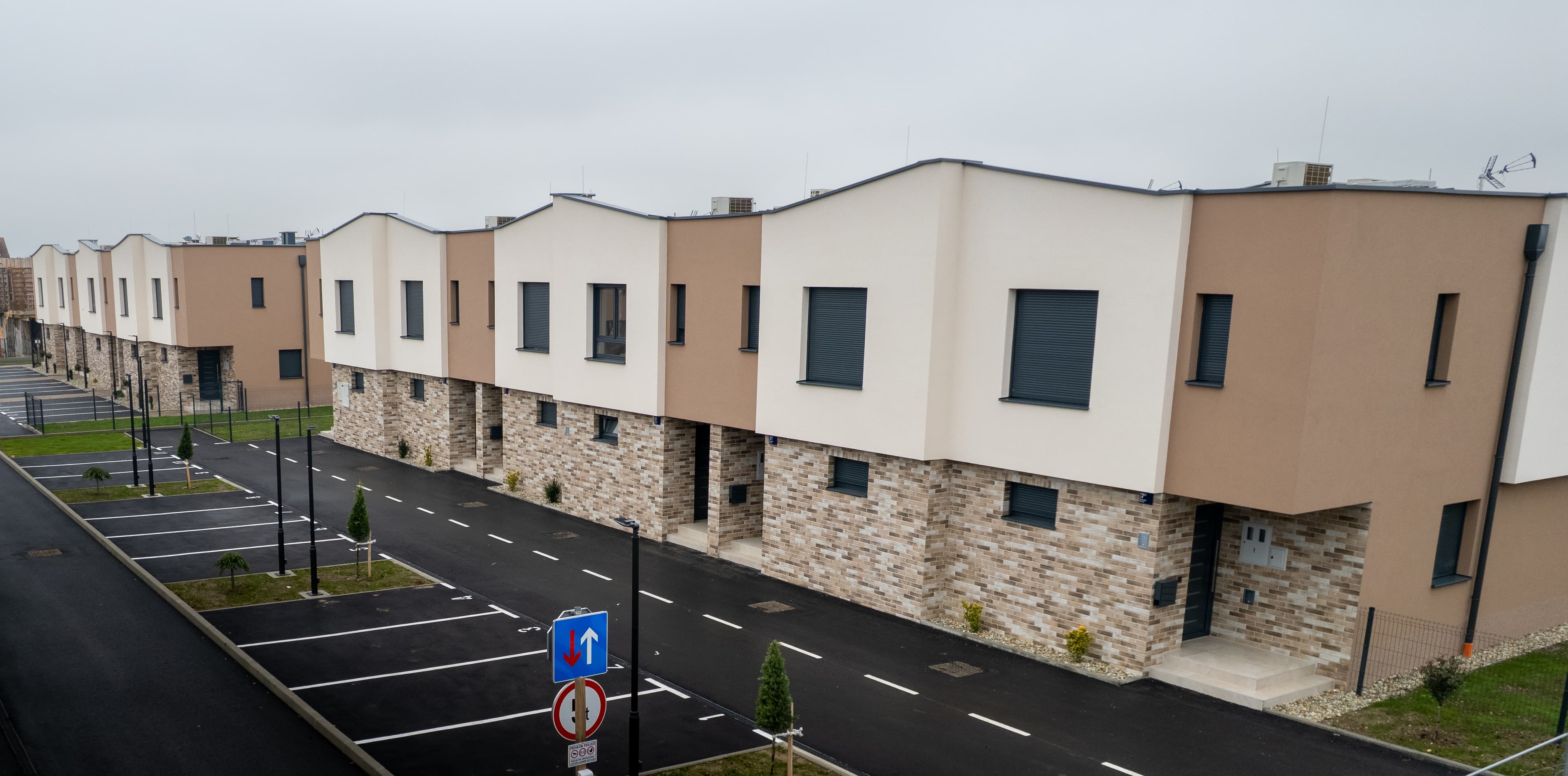 Arhitektura — zgrada i parkiralište